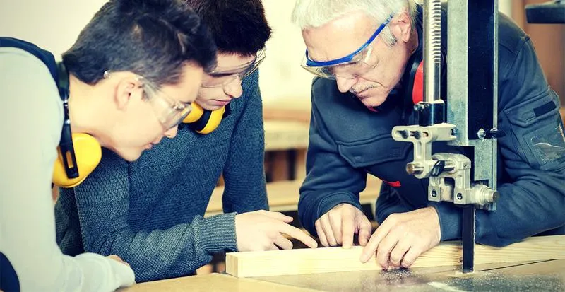 Jak długo trwa nauka w zawodówce? Odkryj czas kształcenia w wybranych zawodach