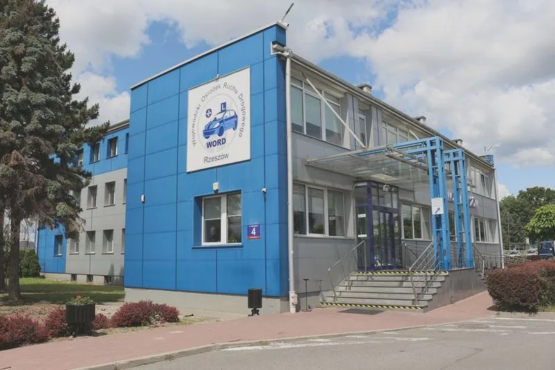 Jak łatwo cofnąć zmiany w Wordzie - najprostsze sposoby na przywrócenie dokumentów
