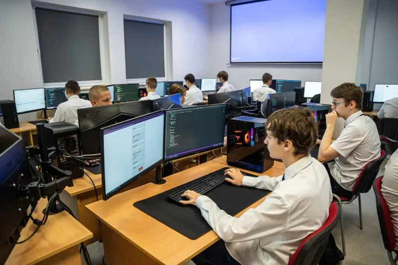 Odkryj fascynujący świat lekcji w technikum informatycznym: program nauczania i przedmioty, które warto poznać