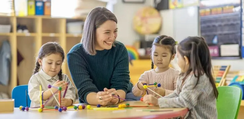 Podstawy prawne zatrudnienia nauczyciela wspomagającego – najważniejsze informacje dla każdego pedagoga