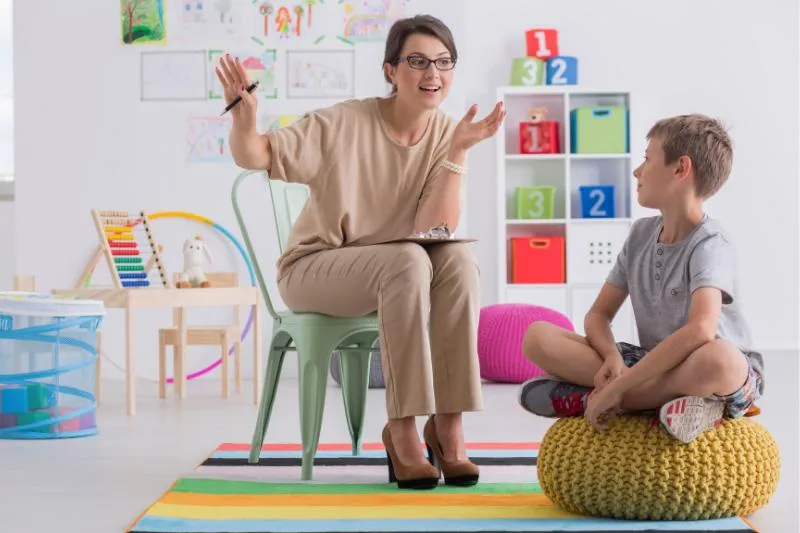 Rola pedagoga szkolnego: Czy może pełnić funkcję wychowawcy klasy? Ważne informacje, które musisz znać