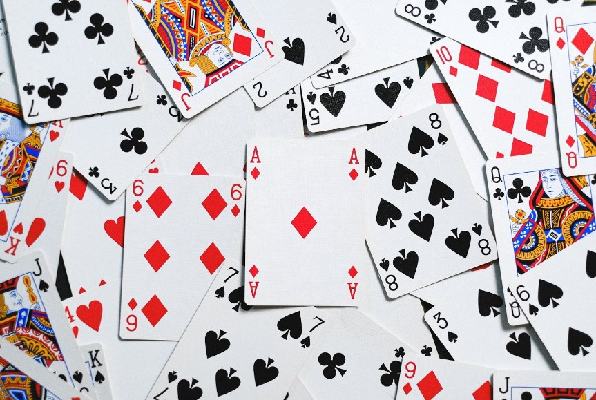 Rola szczęścia w pokerze: Umiejętności kontra przypadek
